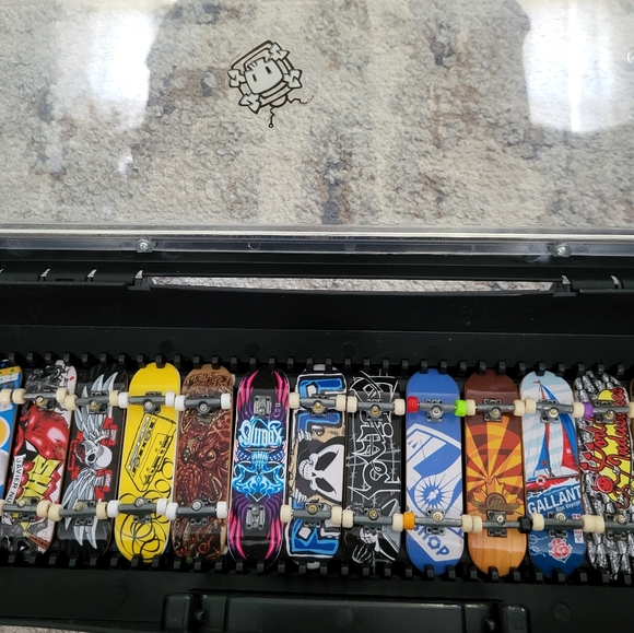 Tech Deck Oval Shaped Carrying Case with 15 fingerboard mini Skateboards - Picture 5 of 14